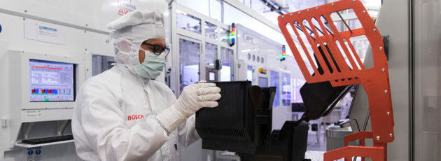 Blick in die Bosch-Halbleiterfabrik in Reutlingen. In der Dresdner Chipfabrik sollen ab 2021 Halbleiterchips mit Hilfe der 300-Millimeter-Technik entstehen. Blick in die Bosch-Halbleiterfabrik in Reutlingen. In der Dresdner Chipfabrik sollen ab 2021 Halbleiterchips mit Hilfe der 300-Millimeter-Technik entstehen.