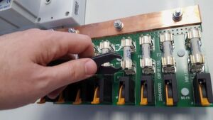 Bild 1: Die Generatoranschlusskästen PV SMART sind bis ins kleines Detail perfekt konstruiert, beispielsweise lassen sich die Sicherungen unkompliziert herausnehmen. Bild 1: Die Generatoranschlusskästen PV SMART sind bis ins kleines Detail perfekt konstruiert, beispielsweise lassen sich die Sicherungen unkompliziert herausnehmen.