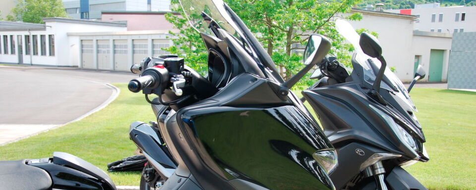 Die Modelle Yamaha T-Max und Kymco AK 550 wollen dem Großrollermarkt frische Impulse geben. Die Modelle Yamaha T-Max und Kymco AK 550 wollen dem Großrollermarkt frische Impulse geben.