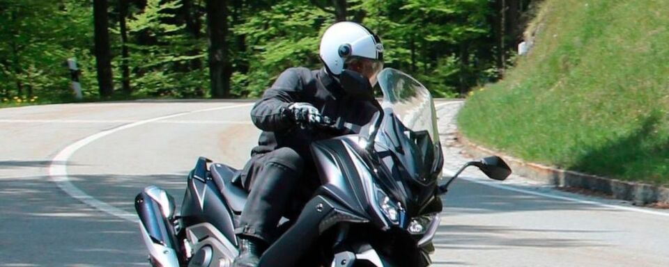 Kymco präsentiert mit dem Roller AK 550i ein neues, leistungsstarkes Topmodell. Kymco präsentiert mit dem Roller AK 550i ein neues, leistungsstarkes Topmodell.