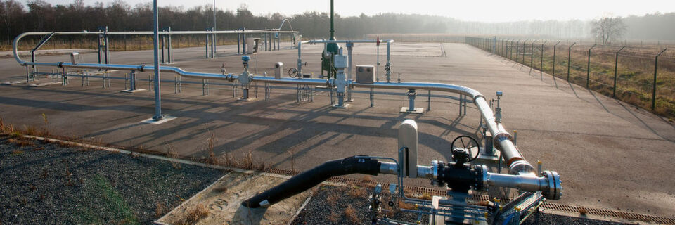 Ob als Förderleitung oder Transportsystem für korrosives Öl und Gas: Hochleistungsrohre für Nieder-, Mittel- oder Hochdruckanwendungen aus Edelstahl Rostfrei gewährleisten die geforderten Standzeiten. Ob als Förderleitung oder Transportsystem für korrosives Öl und Gas: Hochleistungsrohre für Nieder-, Mittel- oder Hochdruckanwendungen aus Edelstahl Rostfrei gewährleisten die geforderten Standzeiten.
