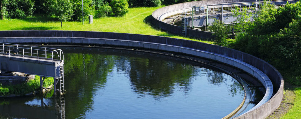 Abb. 1: Über Abwasser und Klärschlamm aus Kläranlagen werden Mikroplastikpartikel direkt in die Umwelt eingetragen. Abb. 1: Über Abwasser und Klärschlamm aus Kläranlagen werden Mikroplastikpartikel direkt in die Umwelt eingetragen.