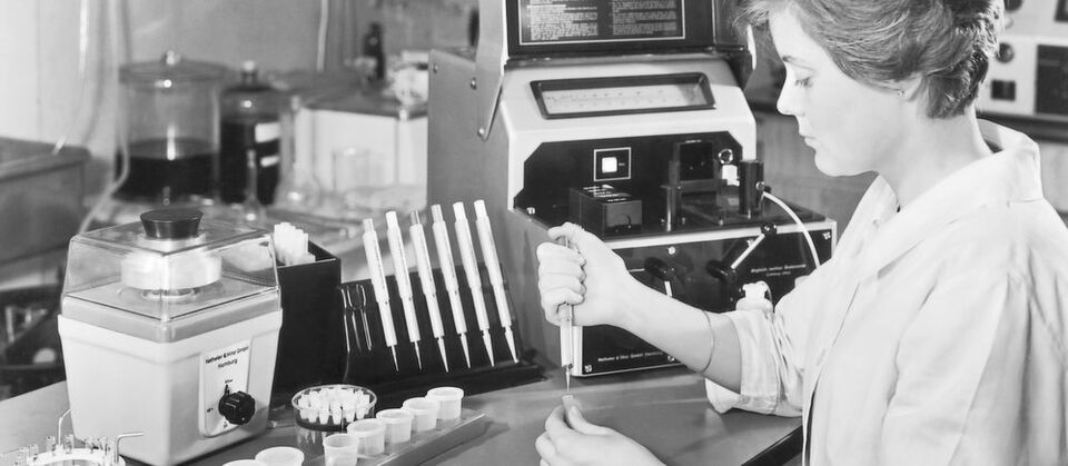 Abb. 1: Das „Eppendorf Mikrolitersystem“: Der ganzheitliche Ansatz setzt in den 1960er Jahren einen neuen Standard in der Laborwelt. Abb. 1: Das „Eppendorf Mikrolitersystem“: Der ganzheitliche Ansatz setzt in den 1960er Jahren einen neuen Standard in der Laborwelt.