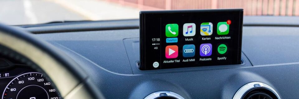 CarPlay von Apple vernetzt Smartphones mit dem Kommunikationssystem eines Fahrzeugs. CarPlay von Apple vernetzt Smartphones mit dem Kommunikationssystem eines Fahrzeugs.