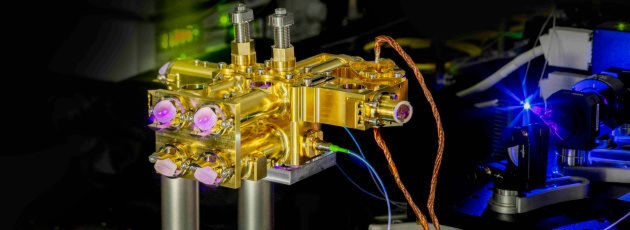 Quantenquelle des Fraunhofer IOF: Entwickelt, um auch nach extremen Belastungen noch voll einsatzfähig zu sein. Quantenquelle des Fraunhofer IOF: Entwickelt, um auch nach extremen Belastungen noch voll einsatzfähig zu sein.