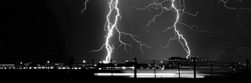 Nicht nur Blitzschläge führen zu Blackouts. Auch Malware wie "Industroyer" legt Stromnetze lahm. So zuletzt geschehen in der Ukraine. Nicht nur Blitzschläge führen zu Blackouts. Auch Malware wie "Industroyer" legt Stromnetze lahm. So zuletzt geschehen in der Ukraine.