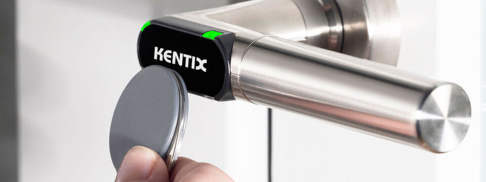Kentix-Türschlüsser lassen sich beispielsweise per RFID-Chip öffnen und schließen. Wer dazu die Berechtigung hat, können Admins nun zentral bestimmen. Kentix-Türschlüsser lassen sich beispielsweise per RFID-Chip öffnen und schließen. Wer dazu die Berechtigung hat, können Admins nun zentral bestimmen.