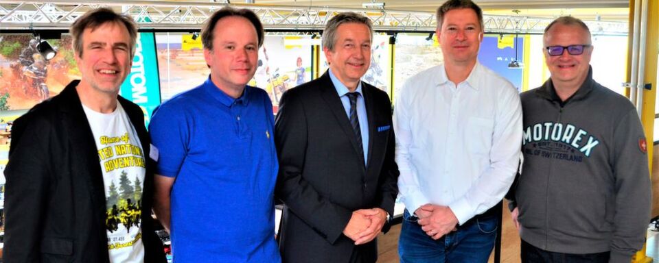Das neu gewählte IVM-Präsidium (v.li.) mit Touratech-Gastgeber Herbert Schwarz, IVM-Präsident Ralf Keller (Yamaha), Hauptgeschäftsführer Reiner Brendicke, 1. Vizepräsident Henning Putzke (BMW Motorrad) und Fördermitglieder-Präsident Ronald Kabella (Bucher AG(Motorex). Der als 2. Vizepräsident gewählte Ralph Zimmer (Piaggio Deutschland) fehlte. Das neu gewählte IVM-Präsidium (v.li.) mit Touratech-Gastgeber Herbert Schwarz, IVM-Präsident Ralf Keller (Yamaha), Hauptgeschäftsführer Reiner Brendicke, 1. Vizepräsident Henning Putzke (BMW Motorrad) und Fördermitglieder-Präsident Ronald Kabella (Bucher AG(Motorex). Der als 2. Vizepräsident gewählte Ralph Zimmer (Piaggio Deutschland) fehlte.