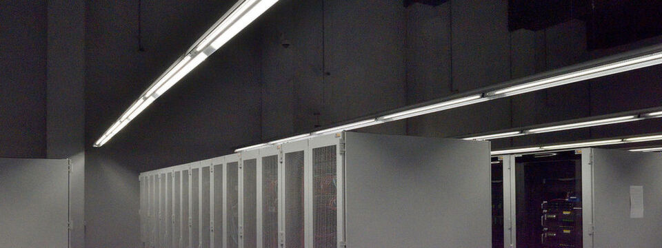Bislang waren Temperaturen über 30 Grad für LEDs ein No-go. Doch nun bekam Ledvance das Problem in den Griff und die Technik ist damit für den Rechenzentrumsbetreiber EMC HostCo nutzbar. Bislang waren Temperaturen über 30 Grad für LEDs ein No-go. Doch nun bekam Ledvance das Problem in den Griff und die Technik ist damit für den Rechenzentrumsbetreiber EMC HostCo nutzbar.
