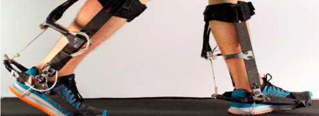 Das Exoskelett wird an beiden Knöcheln befestigt. Ein Optimierungsalgorithmus passt automatisch die Kontroleln an, so dass sich das Gerät an die Schritt- und Geheigenschaften des jeweiligen Trägers individuell anpasst. Das Exoskelett wird an beiden Knöcheln befestigt. Ein Optimierungsalgorithmus passt automatisch die Kontroleln an, so dass sich das Gerät an die Schritt- und Geheigenschaften des jeweiligen Trägers individuell anpasst.