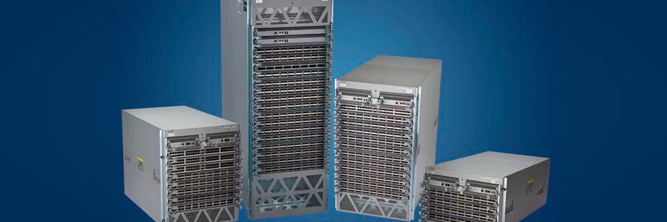 Die 7516 (2.v.l.), das jüngste Mitglied der 7500R-Serie, erhöht die Portzahl auf bis zu 576 Ports bei Line Rate 100G Ethernet. Die 7516 (2.v.l.), das jüngste Mitglied der 7500R-Serie, erhöht die Portzahl auf bis zu 576 Ports bei Line Rate 100G Ethernet.