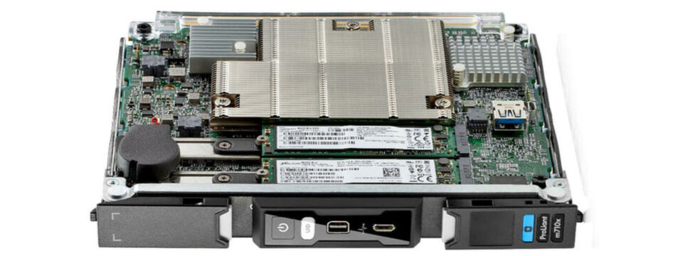 Das „Moonshot 1500“- Chassis ist ein Kraftpaket: Das 4,3 Units-Design ist für die Aufnahme von System on a Chip (SoC)-Technik gedacht, und stellt Management, Networking, Storage, Power und Switching als shared ressources zur Verfügung. Von den abgebildeten Cartridges kann das System bis zu 45 aufnehmen. Das „Moonshot 1500“- Chassis ist ein Kraftpaket: Das 4,3 Units-Design ist für die Aufnahme von System on a Chip (SoC)-Technik gedacht, und stellt Management, Networking, Storage, Power und Switching als shared ressources zur Verfügung. Von den abgebildeten Cartridges kann das System bis zu 45 aufnehmen.