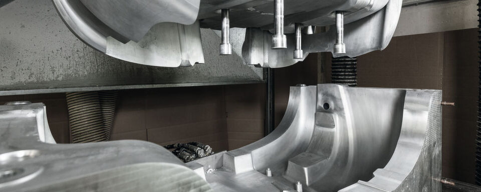 Pestel Pur manufactures huge moulds: Claddings for harvesting machines, roof structures for buses and panels for sunbeds are among their usual work. Pestel Pur manufactures huge moulds: Claddings for harvesting machines, roof structures for buses and panels for sunbeds are among their usual work.