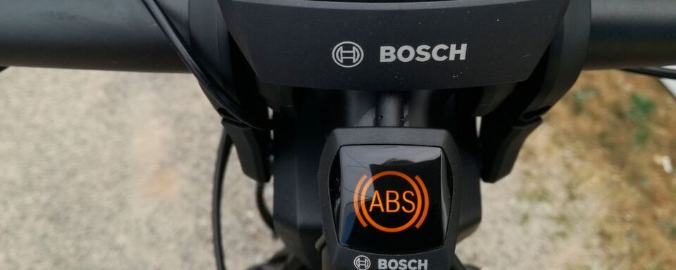 Zusätzlich befindet sich eine ABS-Kontrolllampe am Lenker. Funktioniert das ABS, erlischt die Leuchte kurz nach dem Start. Zusätzlich befindet sich eine ABS-Kontrolllampe am Lenker. Funktioniert das ABS, erlischt die Leuchte kurz nach dem Start.