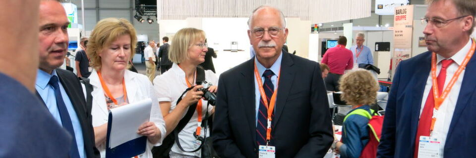 Presserundgang mit Chuck Hull. Der Erfinder des 3D-Drucks sollte nach eigener Aussage eigentlich schon längst im Ruhestand sein. Aber er sei immer noch hungrig nach Arbeit, sodass er in diesem Jahr sogar erstmals aus den USA zur Rapid.Tech nach Erfurt angereist ist. Presserundgang mit Chuck Hull. Der Erfinder des 3D-Drucks sollte nach eigener Aussage eigentlich schon längst im Ruhestand sein. Aber er sei immer noch hungrig nach Arbeit, sodass er in diesem Jahr sogar erstmals aus den USA zur Rapid.Tech nach Erfurt angereist ist.