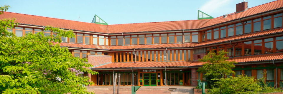 Die Kreisverwaltung des Landkreises Oldenburg hat seit dem 1. Juli 1988 ihren Sitz in der Stadt Wildeshausen Die Kreisverwaltung des Landkreises Oldenburg hat seit dem 1. Juli 1988 ihren Sitz in der Stadt Wildeshausen