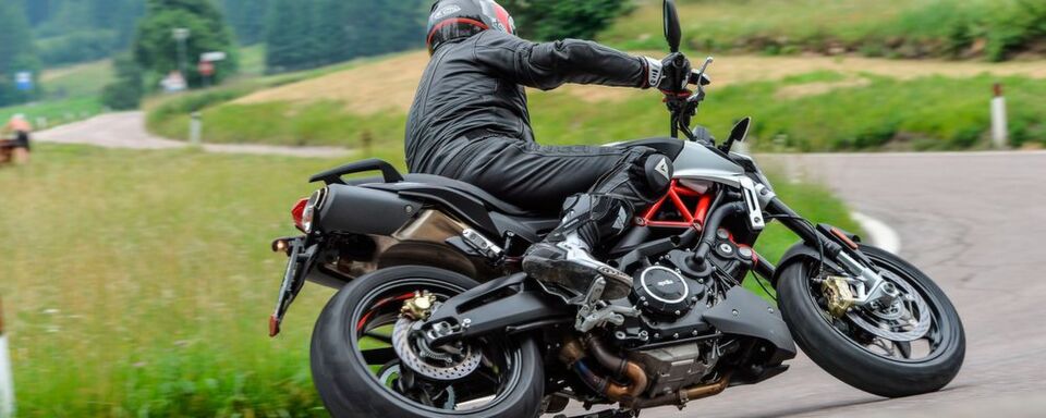 Herzstück der Shiver 900 ist der auf 896 Kubikzentimeter Hubraum vergrößerte V2-Motor. Herzstück der Shiver 900 ist der auf 896 Kubikzentimeter Hubraum vergrößerte V2-Motor.