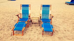 Damit Sie im Urlaub auch wirklich abschalten können, sollten Sie Ihre Aufgaben rechtzeitig an einen Kollegen übergeben – diese Tipps helfen bei der Übergabe. Damit Sie im Urlaub auch wirklich abschalten können, sollten Sie Ihre Aufgaben rechtzeitig an einen Kollegen übergeben – diese Tipps helfen bei der Übergabe.