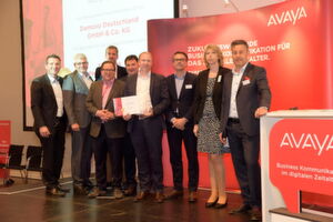 Damovo durfte sich bei der Preisverleihung über gleich zwei Awards freuen - eingerahmt von Markus Knaak (l.) und Christian Korth (beide Avaya). Damovo durfte sich bei der Preisverleihung über gleich zwei Awards freuen - eingerahmt von Markus Knaak (l.) und Christian Korth (beide Avaya).