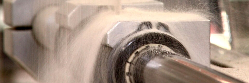 In industriellen Anwendungen sind Lager häufig hohen Belastungen und Verschmutzungen ausgesetzt. Bei Igus haben wir Linearkugel- und Lineargleitlager miteinander verglichen. In industriellen Anwendungen sind Lager häufig hohen Belastungen und Verschmutzungen ausgesetzt. Bei Igus haben wir Linearkugel- und Lineargleitlager miteinander verglichen.