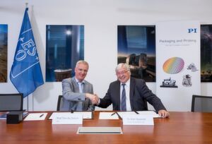 Prof. Tim de Zeeuw (links), Generaldirektor der Europäischen Südsternwarte (ESO), und PI Geschäftsführer Dr. Spanner bei der Vertragsunterzeichnung am Hauptsitz der ESO in Garching. Damit erhielt PI den Auftrag, Aktoren für die Ausrichtung der 798 Segmente des Hauptspiegels des ELT zu fertigen. Prof. Tim de Zeeuw (links), Generaldirektor der Europäischen Südsternwarte (ESO), und PI Geschäftsführer Dr. Spanner bei der Vertragsunterzeichnung am Hauptsitz der ESO in Garching. Damit erhielt PI den Auftrag, Aktoren für die Ausrichtung der 798 Segmente des Hauptspiegels des ELT zu fertigen.