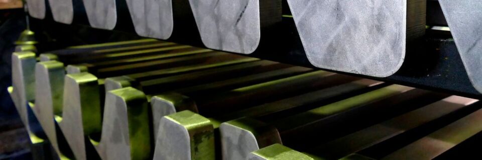 Saubere Teile, saubere Baugruppen und stets gleichbleibende Qualität und Präzision – bei den Zeislers weiß man worauf es ankommt. Unterstützt werden sie dabei von einer Entgratmaschine MK1P(6) der Hans Weber Maschinenfabrik GmbH in Kronach. Saubere Teile, saubere Baugruppen und stets gleichbleibende Qualität und Präzision – bei den Zeislers weiß man worauf es ankommt. Unterstützt werden sie dabei von einer Entgratmaschine MK1P(6) der Hans Weber Maschinenfabrik GmbH in Kronach.
