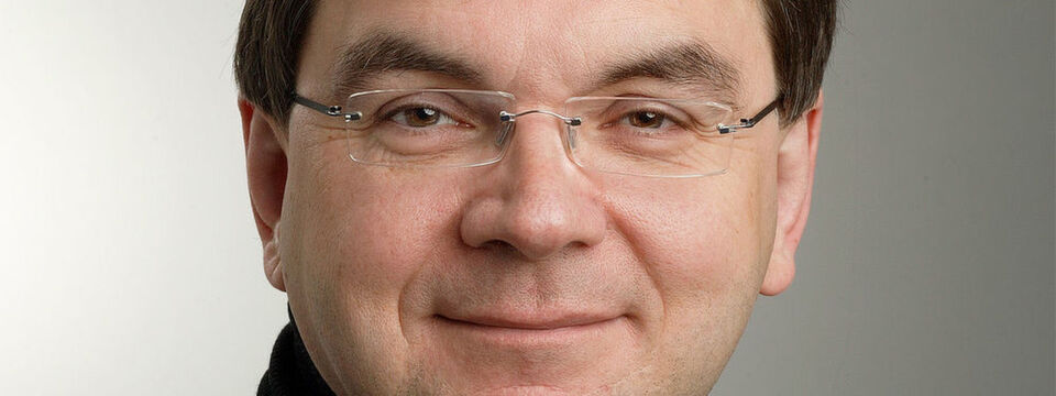 Professor Dr. Volker Lindenstruth: „Ohne persönliche Verantwortung und Engagement des Bauherrn auch in Sachfragen geht es nicht beim Rechenzentrumsbau.“ Professor Dr. Volker Lindenstruth: „Ohne persönliche Verantwortung und Engagement des Bauherrn auch in Sachfragen geht es nicht beim Rechenzentrumsbau.“