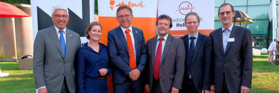 Die Freundschaft hat viele Gesichter (v.l.n.r.): Peter Vermeij, Generalkonsul des Königreichs der Niederlande in München, Anke Rosemann, Country Manager Germany Brainport Industries; John Blankendaal, Geschäftsführer Brainport Industries; Dr. Thomas Feigl, Vorstandsmitglied des Forum Medtech Pharma, Dr. Matthias Schier, Geschäftsführer Forum Medtech Pharma und Richard Krowoza, Geschäftsleitung der Nürnberg Messe. Die Freundschaft hat viele Gesichter (v.l.n.r.): Peter Vermeij, Generalkonsul des Königreichs der Niederlande in München, Anke Rosemann, Country Manager Germany Brainport Industries; John Blankendaal, Geschäftsführer Brainport Industries; Dr. Thomas Feigl, Vorstandsmitglied des Forum Medtech Pharma, Dr. Matthias Schier, Geschäftsführer Forum Medtech Pharma und Richard Krowoza, Geschäftsleitung der Nürnberg Messe.
