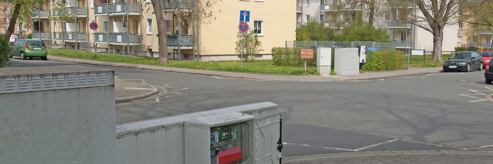 In Erlangen entwickeln die Stadtwerke zusammen mit der dortigen Universität eine Methode, die mit einem Minimum an Messdaten ein möglichst genaues Bild des städtischen Netzes liefert. Die Messtechnik von Janitza findet hier in einem separaten Schrank hinter den Kabelverteilern Platz. In Erlangen entwickeln die Stadtwerke zusammen mit der dortigen Universität eine Methode, die mit einem Minimum an Messdaten ein möglichst genaues Bild des städtischen Netzes liefert. Die Messtechnik von Janitza findet hier in einem separaten Schrank hinter den Kabelverteilern Platz.