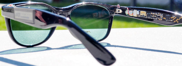 Die Solarbrille versorgt mit halbtransparenten organischen Solarzellen als Brillengläsern zwei Sensoren und Elektronik im Bügel mit Strom. Die Solarbrille versorgt mit halbtransparenten organischen Solarzellen als Brillengläsern zwei Sensoren und Elektronik im Bügel mit Strom.