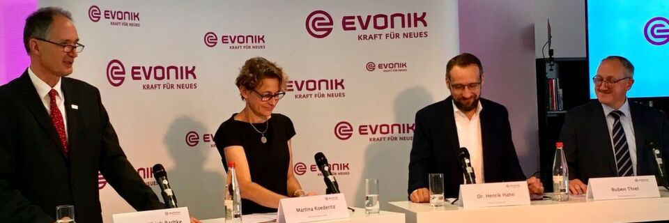 Evonik will 100 Millionen Euro für Digitalisierung bereitstellen und kooperiert mit IBM und der Universität Duisburg-Essen. Ulrich Radtke (Uni Duisburg-Essen), Martina Koederitz (IBM), Henrik Hahn und Ruben Thiel (Evonik) (v.l.) präsentieren auf dem Podium den gemeinsamen Ansatz. Evonik will 100 Millionen Euro für Digitalisierung bereitstellen und kooperiert mit IBM und der Universität Duisburg-Essen. Ulrich Radtke (Uni Duisburg-Essen), Martina Koederitz (IBM), Henrik Hahn und Ruben Thiel (Evonik) (v.l.) präsentieren auf dem Podium den gemeinsamen Ansatz.