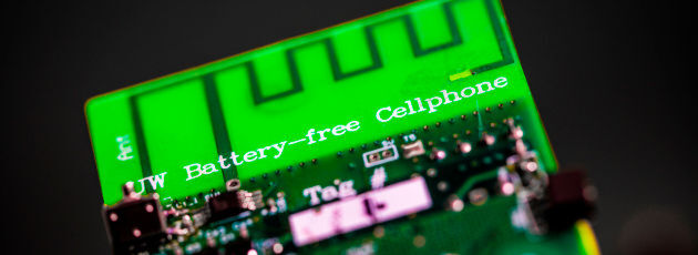 Ingenieure der Universität Washington haben das erste komplett batterielose Handy entwickelt, das sowohl Anrufe tätigen als auch empfangen kann. Die wenigen Mikrowatt an nötigem Strom wergen per Energy Harvesting aus der Umgebung bezogen. Ingenieure der Universität Washington haben das erste komplett batterielose Handy entwickelt, das sowohl Anrufe tätigen als auch empfangen kann. Die wenigen Mikrowatt an nötigem Strom wergen per Energy Harvesting aus der Umgebung bezogen.