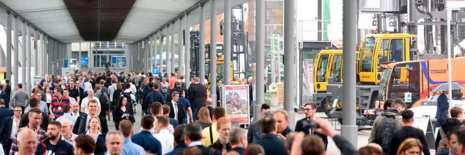 Auch wenn die Stapler traditionell ein „Schwergewicht“ der Ausstellung ausmachen: Die Cemat bietet Platz für sämtliche Ausprägungen und Angebotskategorien der Intralogistik. Auch wenn die Stapler traditionell ein „Schwergewicht“ der Ausstellung ausmachen: Die Cemat bietet Platz für sämtliche Ausprägungen und Angebotskategorien der Intralogistik.