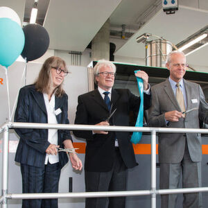 Feierliche Einweihung der nach eigenem Bekunden weltweit größten Anlage für das Laserschmelzen, der X-Line 2000-R, am 1. Juni 2017 auf dem Gelände der RWTH Aachen. Unter den rund 40 gelanden Gästen befanden sich unter anderem (v.l.n.r.): Prof. Dr. Doris Samm und Prof. Dr. Andreas Gebhardt, beide von der FH Aachen, sowie Prof. Dr. Reinhart Poprawe vom Fraunhofer-Institut für Lasertechnik. Feierliche Einweihung der nach eigenem Bekunden weltweit größten Anlage für das Laserschmelzen, der X-Line 2000-R, am 1. Juni 2017 auf dem Gelände der RWTH Aachen. Unter den rund 40 gelanden Gästen befanden sich unter anderem (v.l.n.r.): Prof. Dr. Doris Samm und Prof. Dr. Andreas Gebhardt, beide von der FH Aachen, sowie Prof. Dr. Reinhart Poprawe vom Fraunhofer-Institut für Lasertechnik.