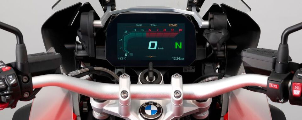 BMW Motorrad verzeichnete den besten Juni aller Zeiten. Auf den BMW Days in Garmisch wurde das neue Connectivity-System vorgestellt, das ab August für die GS zu haben sein wird. BMW Motorrad verzeichnete den besten Juni aller Zeiten. Auf den BMW Days in Garmisch wurde das neue Connectivity-System vorgestellt, das ab August für die GS zu haben sein wird.