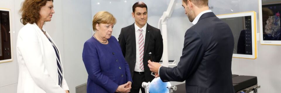 Angela Merkel und Ilse Aigner im Demo-Operationssaal von Brainlab, einem weltweit führenden Anbieter von softwaregestützter Medizintechnik aus München. Angela Merkel und Ilse Aigner im Demo-Operationssaal von Brainlab, einem weltweit führenden Anbieter von softwaregestützter Medizintechnik aus München.