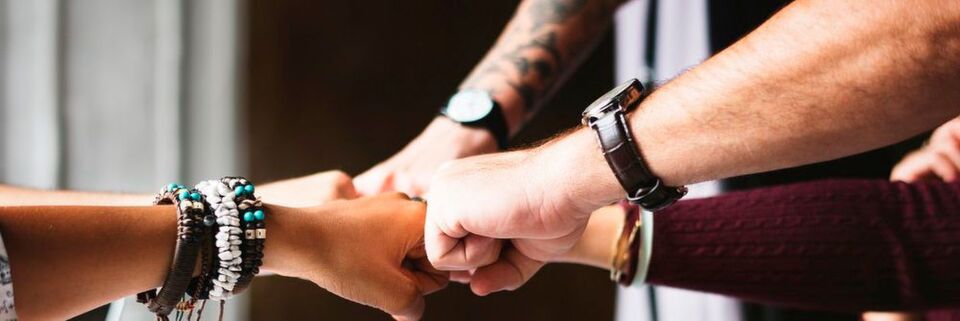 Abteilungsübergreifendes Teamwork ist ein besonders wichtiges Merkmal von DevOps-Strategien. Abteilungsübergreifendes Teamwork ist ein besonders wichtiges Merkmal von DevOps-Strategien.