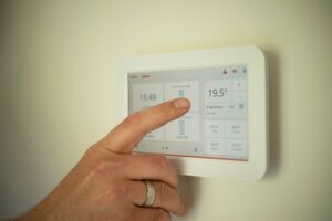 Energiequellen, die unsichtbar in der Wand oder im Boden installiert sind, lassen sich bequem über ein Tablet steuern. Energiequellen, die unsichtbar in der Wand oder im Boden installiert sind, lassen sich bequem über ein Tablet steuern.