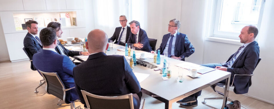 Die Themen Elektrifizierung, automatisiertes Fahren, Vernetzung und neue Mobilitätsmuster zwingen die Branche zum Umdenken. Wohin die Automobilzulieferindustrie steuert, erörterten Manager und Experten aus der Branche in München beim Round Table-Gespräch. Die Themen Elektrifizierung, automatisiertes Fahren, Vernetzung und neue Mobilitätsmuster zwingen die Branche zum Umdenken. Wohin die Automobilzulieferindustrie steuert, erörterten Manager und Experten aus der Branche in München beim Round Table-Gespräch.