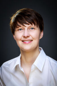 Katharina Klink ist Beraterin für die Unternehmensberatung Dr. Kraus & Partner, Bruchsal. Sie ist Expertin für Change Management (MBA). Sie berät unter anderem Unternehmen bei der Gestaltung neuer Arbeitswelten, entwickelt mit ihnen auf der Basis einer profunden Analyse Raumkonzepte und begleitet deren Realisierung. Katharina Klink ist Beraterin für die Unternehmensberatung Dr. Kraus & Partner, Bruchsal. Sie ist Expertin für Change Management (MBA). Sie berät unter anderem Unternehmen bei der Gestaltung neuer Arbeitswelten, entwickelt mit ihnen auf der Basis einer profunden Analyse Raumkonzepte und begleitet deren Realisierung.