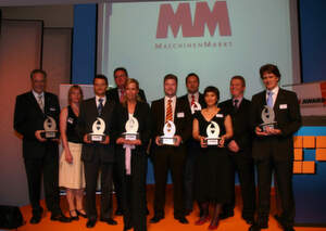 Die Preisträger und Verleiher des MM-Award auf der Automatica 2008 (von links): Dieter Faude, Faude; Anja Schneider, Messe München; Andreas Hoch, Schunk; Norbert Bargmann, Messe München; Nicole Clement, Knight Europe; Ronald Naderer, Ferrobotics; Reinhold Wiesmeyr, Fronius; Daniela Bäder, Fanuc Robotics; Ken Fouhy, MM Maschinenmarkt; Christian Beer, Servus. Bild: Strutzke