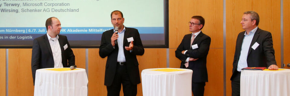 Die Teilnehmer der Podiumsdiskussion (v.l.): Erik Wirsing, Larry Terwey, Prof. Dr. Alexander Pflaum und Alexander Ochs. Man ist sich einig, dass die Branche noch viel tun muss, um die digitale Revolution zu meistern. Die Teilnehmer der Podiumsdiskussion (v.l.): Erik Wirsing, Larry Terwey, Prof. Dr. Alexander Pflaum und Alexander Ochs. Man ist sich einig, dass die Branche noch viel tun muss, um die digitale Revolution zu meistern.