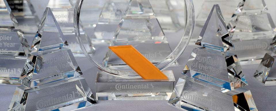 Continental hat die Leistung seiner 15 besten Zulieferer für das Geschäftsjahr 2016 mit dem „Supplier of the Year“-Award geehrt. Continental hat die Leistung seiner 15 besten Zulieferer für das Geschäftsjahr 2016 mit dem „Supplier of the Year“-Award geehrt.
