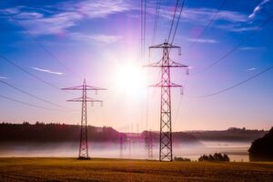 Bisher verteilen große Kraftwerke ihre Energie sternförmig in umliegende Regionen. Doch mit den wachsenden Erneuerbaren Energien erfolgt auch ein Umdenken im Stromnetz. Bisher verteilen große Kraftwerke ihre Energie sternförmig in umliegende Regionen. Doch mit den wachsenden Erneuerbaren Energien erfolgt auch ein Umdenken im Stromnetz.