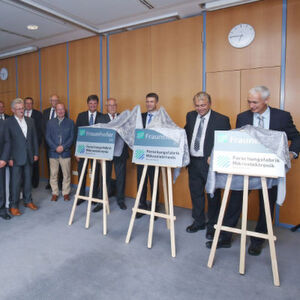 Feierliche Enthüllung der Schilder, die Fraunhofer IIS, Fraunhofer IISB und Fraunhofer EMFT als Mitglieder der Forschungsfabrik Mikroelektronik Deutschland (FMD) auszeichnen (v.r.n.l.): Prof. Dr. Christoph Kutter, Leiter der Fraunhofer EMFT, Prof. Dr. Lothar Frey, Leiter des Fraunhofer IISB, der Parlamentarische Staatssekretär bei der Bundesministerin für Bildung und Forschung, Stefan Müller, MdB, Josef Sauerer, Bereichsleiter Smart Sensing and Electronics am Fraunhofer IIS, Prof. Dr. Joachim Hornegger, Präsident der Friedrich-Alexander-Universität Erlangen-Nürnberg (FAU), Prof. Dr. Reinhard Lerch, Dekan der Technischen Fakultät der FAU. Bild: Kurt Fichs / Fraunhofer Feierliche Enthüllung der Schilder, die Fraunhofer IIS, Fraunhofer IISB und Fraunhofer EMFT als Mitglieder der Forschungsfabrik Mikroelektronik Deutschland (FMD) auszeichnen (v.r.n.l.): Prof. Dr. Christoph Kutter, Leiter der Fraunhofer EMFT, Prof. Dr. Lothar Frey, Leiter des Fraunhofer IISB, der Parlamentarische Staatssekretär bei der Bundesministerin für Bildung und Forschung, Stefan Müller, MdB, Josef Sauerer, Bereichsleiter Smart Sensing and Electronics am Fraunhofer IIS, Prof. Dr. Joachim Hornegger, Präsident der Friedrich-Alexander-Universität Erlangen-Nürnberg (FAU), Prof. Dr. Reinhard Lerch, Dekan der Technischen Fakultät der FAU. Bild: Kurt Fichs / Fraunhofer