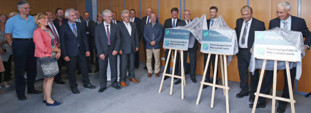 Feierliche Enthüllung der Schilder, die Fraunhofer IIS, Fraunhofer IISB und Fraunhofer EMFT als Mitglieder der Forschungsfabrik Mikroelektronik Deutschland (FMD) auszeichnen (v.r.n.l.): Prof. Dr. Christoph Kutter, Leiter der Fraunhofer EMFT, Prof. Dr. Lothar Frey, Leiter des Fraunhofer IISB, der Parlamentarische Staatssekretär bei der Bundesministerin für Bildung und Forschung, Stefan Müller, MdB, Josef Sauerer, Bereichsleiter Smart Sensing and Electronics am Fraunhofer IIS, Prof. Dr. Joachim Hornegger, Präsident der Friedrich-Alexander-Universität Erlangen-Nürnberg (FAU), Prof. Dr. Reinhard Lerch, Dekan der Technischen Fakultät der FAU. Bild: Kurt Fichs / Fraunhofer Feierliche Enthüllung der Schilder, die Fraunhofer IIS, Fraunhofer IISB und Fraunhofer EMFT als Mitglieder der Forschungsfabrik Mikroelektronik Deutschland (FMD) auszeichnen (v.r.n.l.): Prof. Dr. Christoph Kutter, Leiter der Fraunhofer EMFT, Prof. Dr. Lothar Frey, Leiter des Fraunhofer IISB, der Parlamentarische Staatssekretär bei der Bundesministerin für Bildung und Forschung, Stefan Müller, MdB, Josef Sauerer, Bereichsleiter Smart Sensing and Electronics am Fraunhofer IIS, Prof. Dr. Joachim Hornegger, Präsident der Friedrich-Alexander-Universität Erlangen-Nürnberg (FAU), Prof. Dr. Reinhard Lerch, Dekan der Technischen Fakultät der FAU. Bild: Kurt Fichs / Fraunhofer