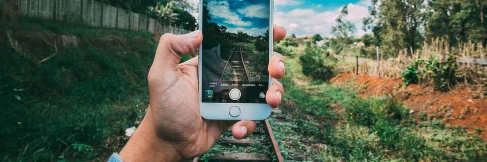 „Insbesondere auf Reisen im Ausland ist zu berücksichtigen, dass die Daten mobiler Endgeräte über Netze Dritter gesendet werden, bei denen keinerlei Aussage über das Sicherheitsniveau der Anbieter getroffen werden kann.“ „Insbesondere auf Reisen im Ausland ist zu berücksichtigen, dass die Daten mobiler Endgeräte über Netze Dritter gesendet werden, bei denen keinerlei Aussage über das Sicherheitsniveau der Anbieter getroffen werden kann.“