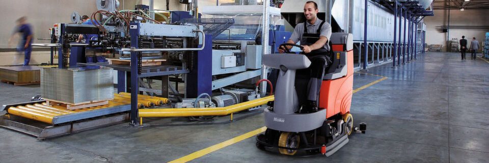 Der Scrubmaster B115 R von Hako ist eine kompakte Aufsitz-Scheuersaugmaschine mit einer Arbeitsbreite von 65 bis 90 cm für die rationelle Nassreinigung von Hartböden. Auch die Reinigung mit Teller- und Walzenbürsten ist möglich. Der Scrubmaster B115 R von Hako ist eine kompakte Aufsitz-Scheuersaugmaschine mit einer Arbeitsbreite von 65 bis 90 cm für die rationelle Nassreinigung von Hartböden. Auch die Reinigung mit Teller- und Walzenbürsten ist möglich.