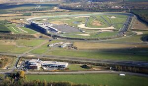 Der Lausitzring – im Vordergrund das Dekra-Technology-Center – zum Vergrößern bitte klicken. Der Lausitzring – im Vordergrund das Dekra-Technology-Center – zum Vergrößern bitte klicken.