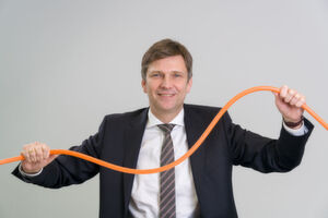 Der Vorstand und CTO von Lapp, Georg Stawowy, sieht viel Potential im Gleichstrom: „Die möglichen Auswirkungen auf Kabel im Niederspannungsbereich wurden bisher nicht ausreichend betrachtet, deshalb wollen wir unser umfangreiches Wissen in das Projekt einbringen.“ Der Vorstand und CTO von Lapp, Georg Stawowy, sieht viel Potential im Gleichstrom: „Die möglichen Auswirkungen auf Kabel im Niederspannungsbereich wurden bisher nicht ausreichend betrachtet, deshalb wollen wir unser umfangreiches Wissen in das Projekt einbringen.“